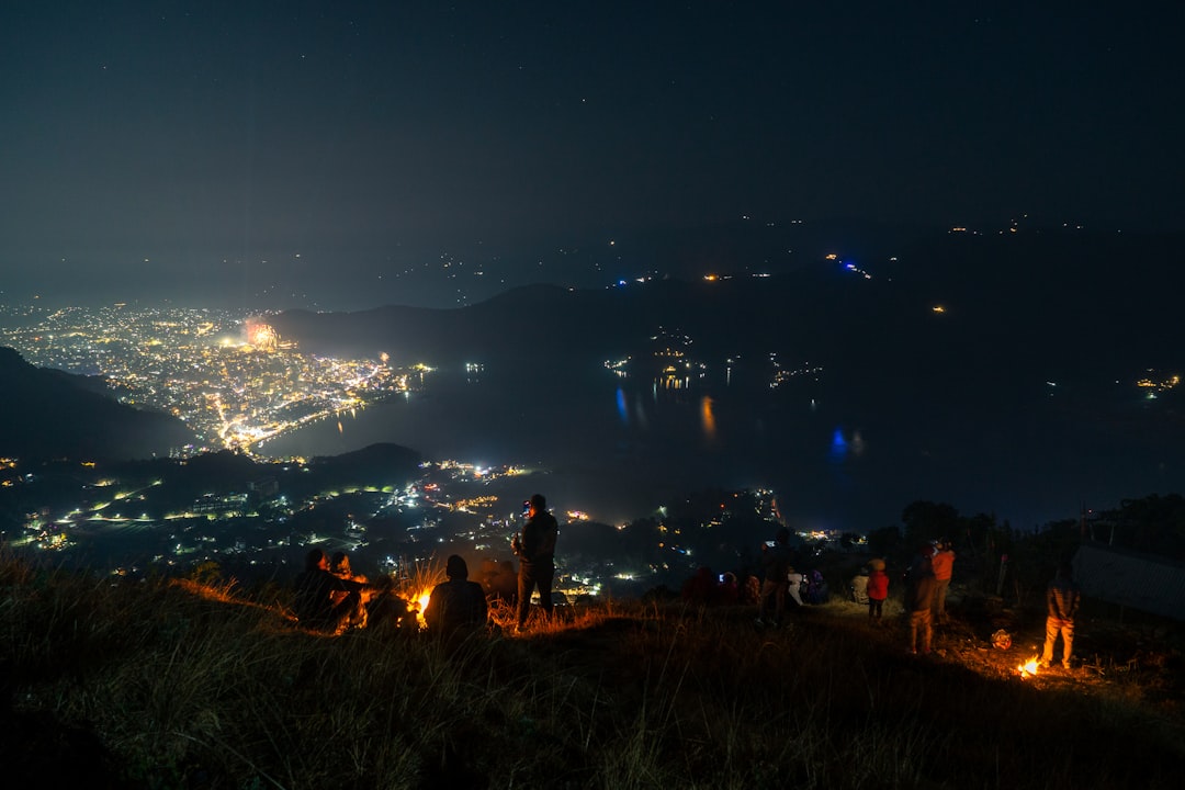 Medellín de noche: la ciudad que desafía sus propios límites en cada barra y club