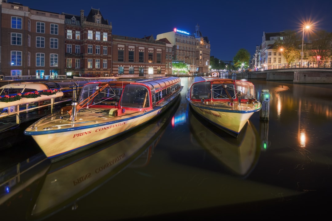 Amsterdam de noche: dónde bailar, beber y vivir la magia de los canales iluminados