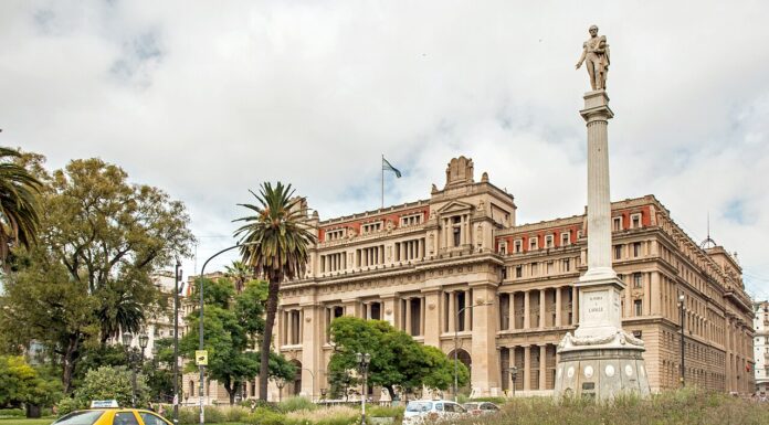 Los edificios que guardan la historia: una caminata por la arquitectura porteña que te va a enamorar
