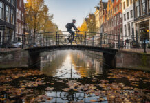 Pedaleando por los canales de Ámsterdam: la forma más holandesa de descubrir la ciudad