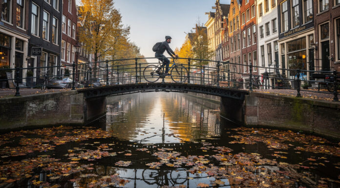 Pedaleando por los canales de Ámsterdam: la forma más holandesa de descubrir la ciudad