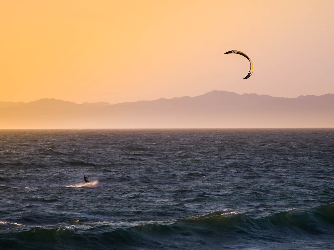 Tarifa te está llamando: por qué este pueblo andaluz es el paraíso del kitesurf que necesitás descubrir