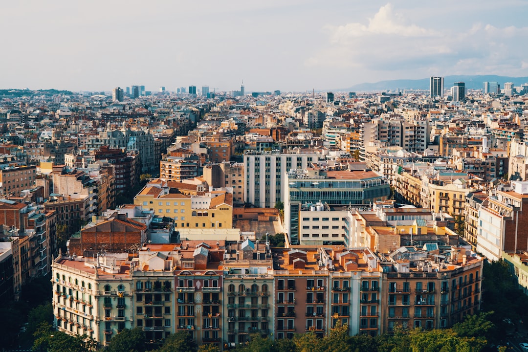 Monk Barcelona: el bar de cócteles que está revolucionando la noche europea (y podés visitarlo desde Argentina)