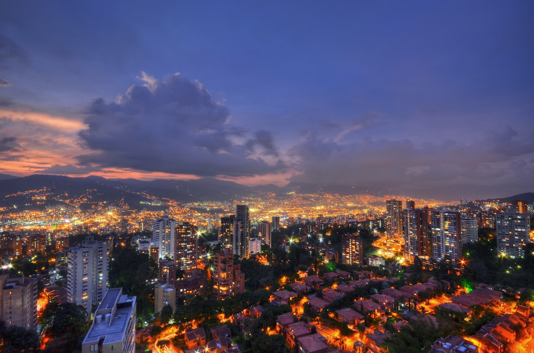 Medellín de noche: la transformación que te va a sorprender en El Poblado