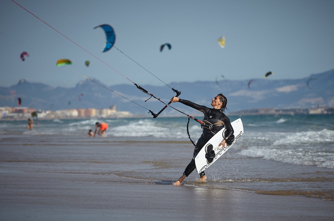 Tarifa te está llamando: por qué este pueblo andaluz es el paraíso del kitesurf que necesitás descubrir