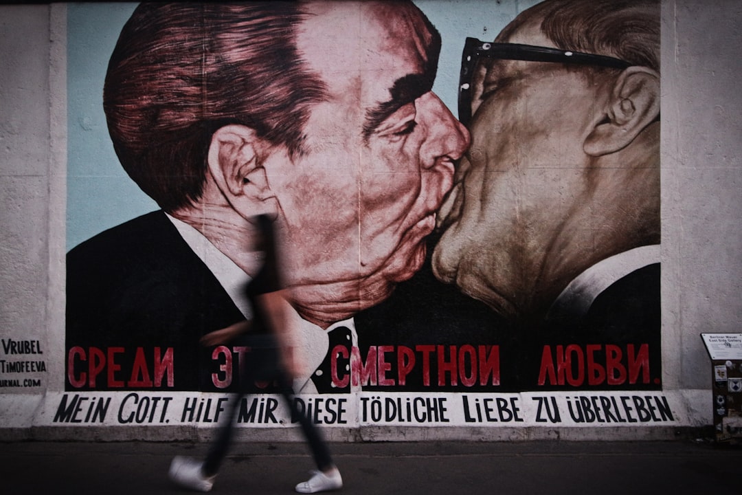 Berlín es la galería callejera más grande del mundo y estos 16 murales te van a dejar sin palabras