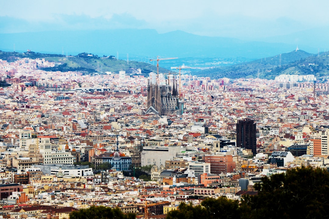 Monk Barcelona: el bar de cócteles que está revolucionando la noche europea (y podés visitarlo desde Argentina)