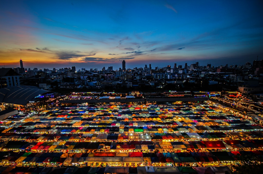 Los sabores callejeros de Bangkok que te van a enganchar: dónde comer como un auténtico tailandés