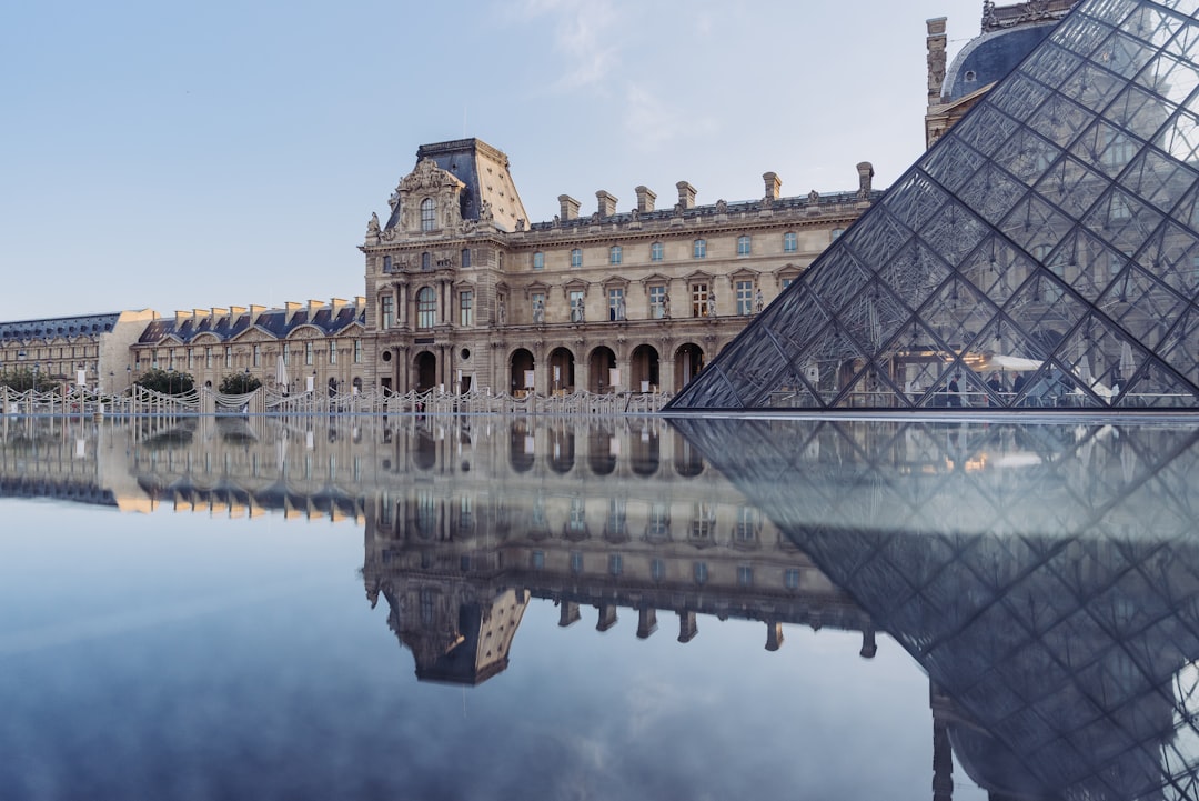 El Louvre no es solo cuadros: la verdadera magia está en los rincones que nadie visita