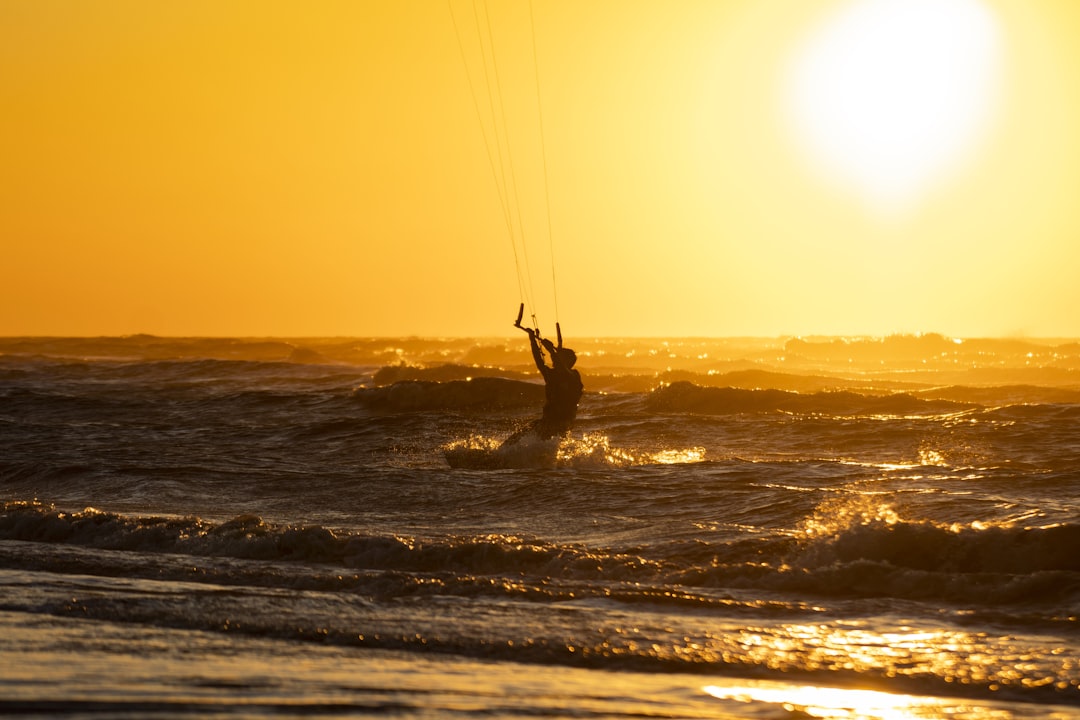 Tarifa te está llamando: por qué este pueblo andaluz es el paraíso del kitesurf que necesitás descubrir