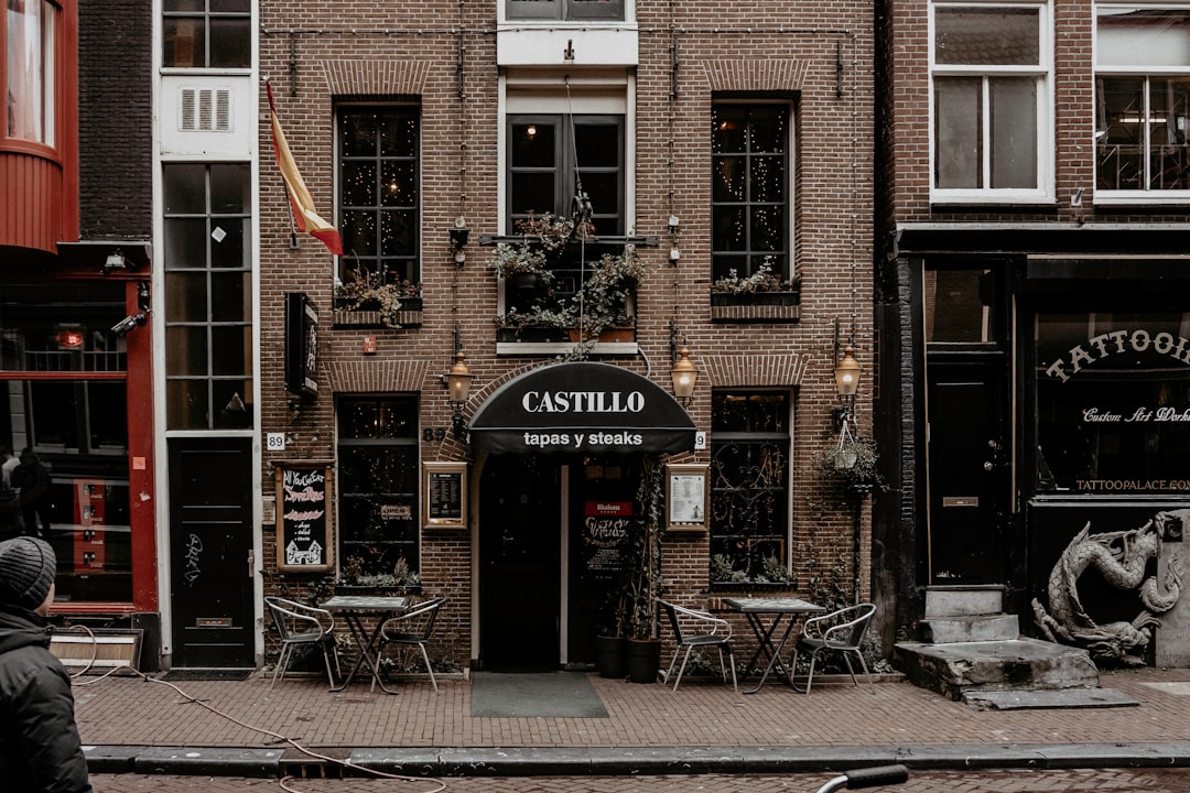 Amsterdam sin culpas: los mejores restaurantes donde tu perro es parte de la mesa
