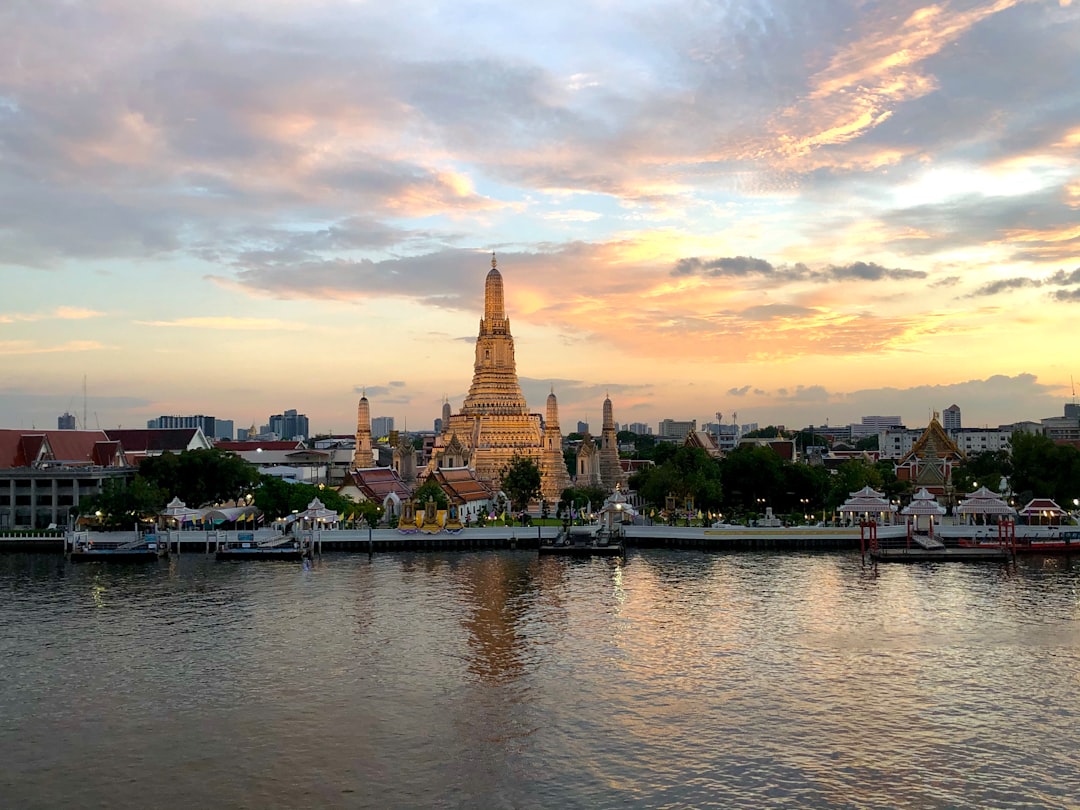 Los templos dorados de Bangkok: la experiencia espiritual que te va a transformar el viaje