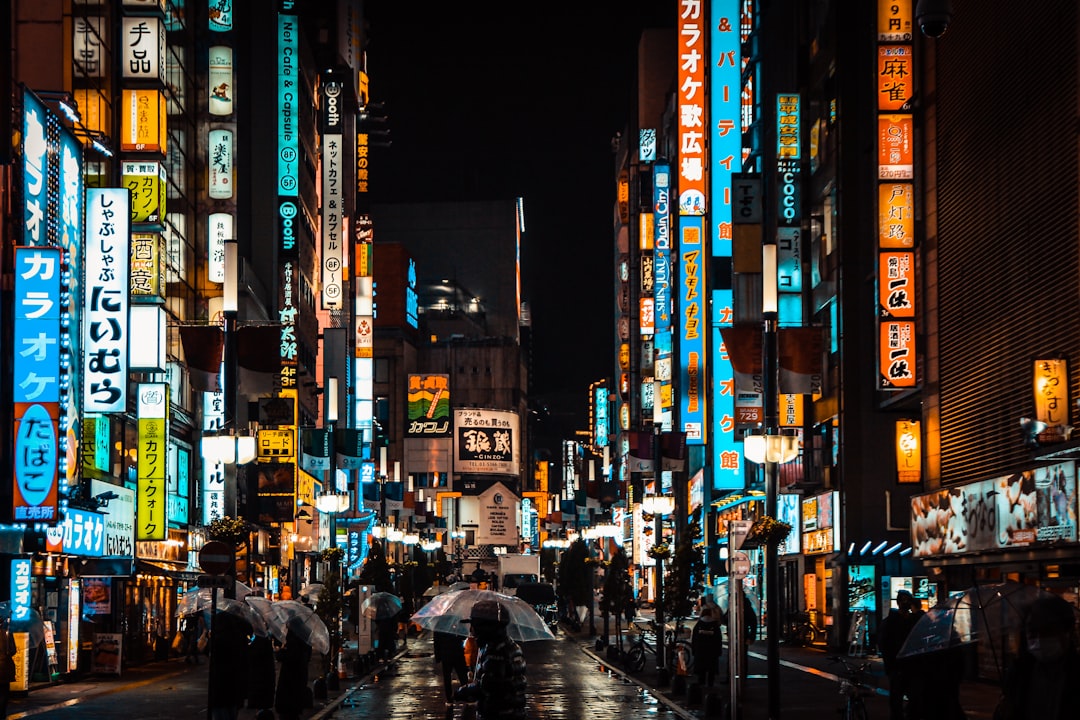 Shinjuku de noche: la cara más adrenalínica de Tokio que te va a dejar sin aliento