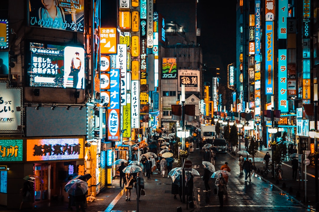 Shinjuku de noche: la cara más adrenalínica de Tokio que te va a dejar sin aliento