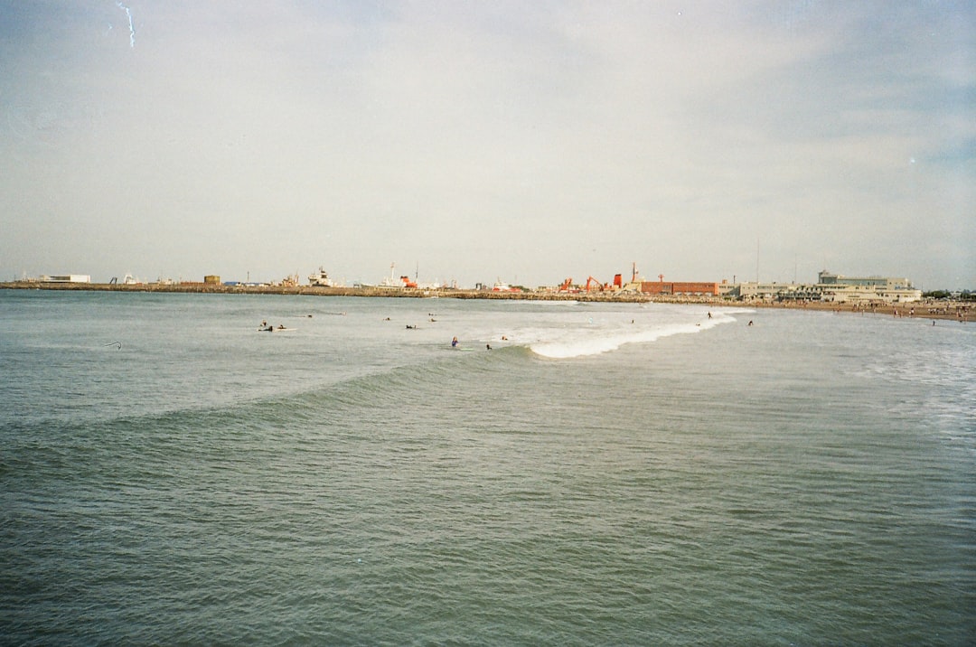 Mar del Plata tiene las mejores olas de Argentina y vos todavía no las estás surfeando