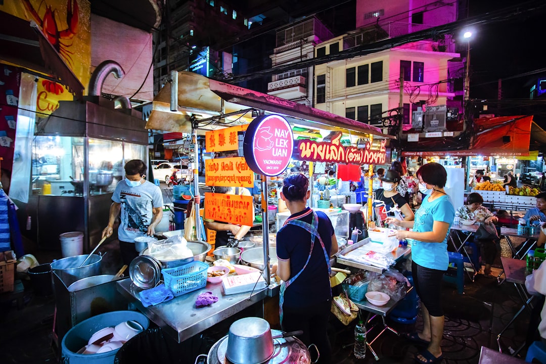 Los puestos de comida callejera en Bangkok que te van a hacer olvidar cualquier restaurante de lujo