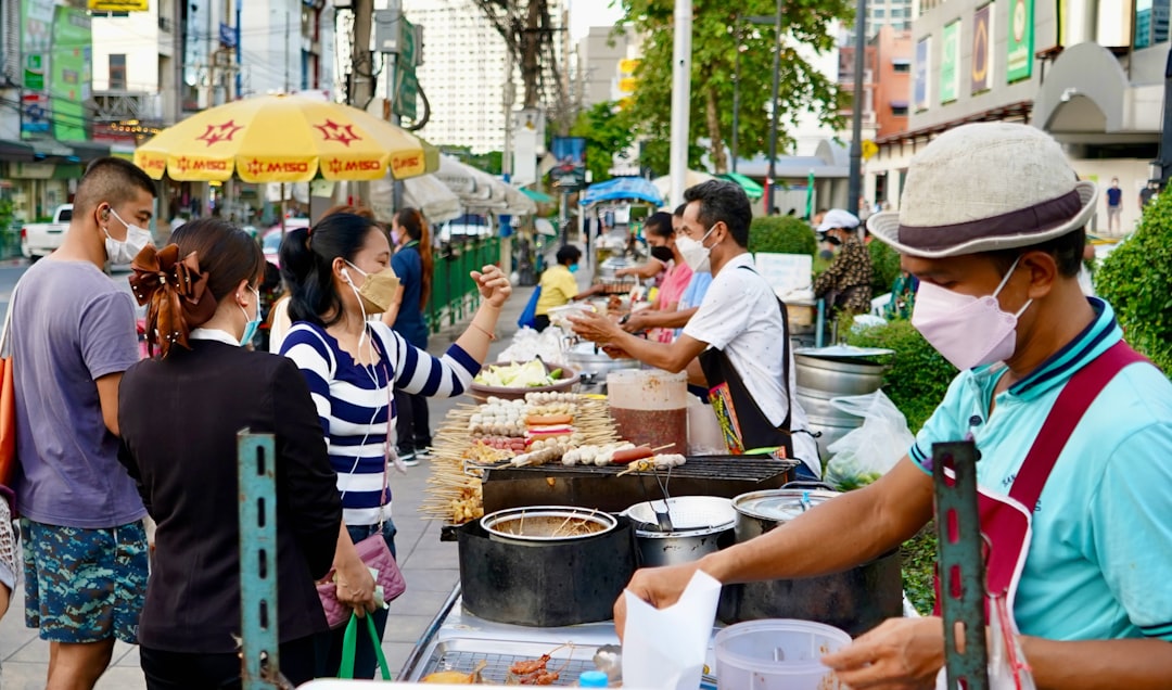Bangkok te espera en cada esquina: la comida callejera que te va a cambiar la vida