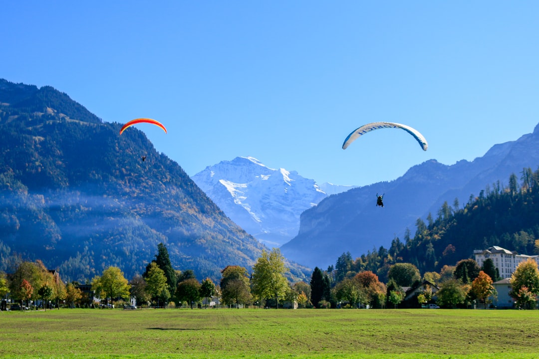 Volar sobre los Alpes suizos: por qué el parapente en Interlaken es la adrenalina que te faltaba