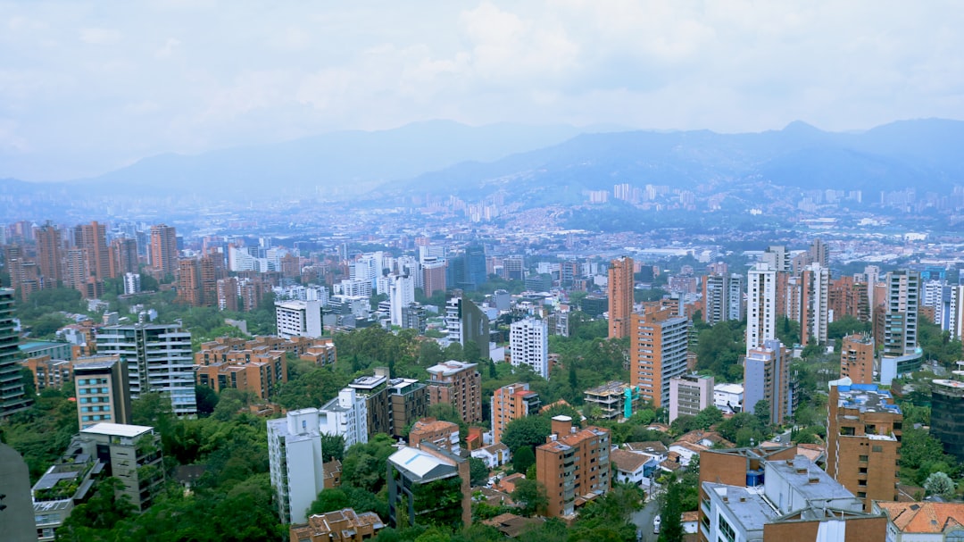 Medellín de noche: la transformación de una ciudad que baila al ritmo de la salsa