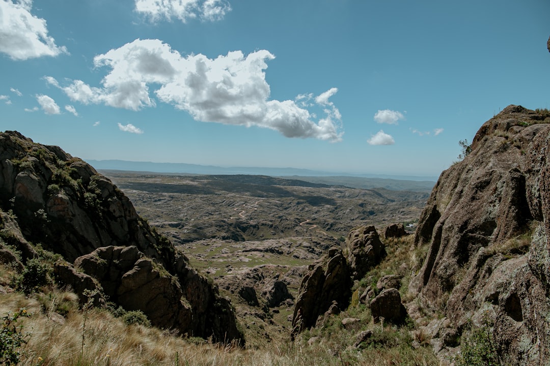 Volar sobre las sierras de Córdoba: la experiencia de parapente en La Cumbre que no podés dejar pasar