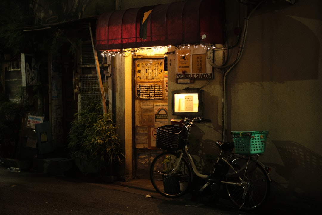 Shinjuku de noche: la cara más adrenalínica de Tokio que te va a dejar sin aliento