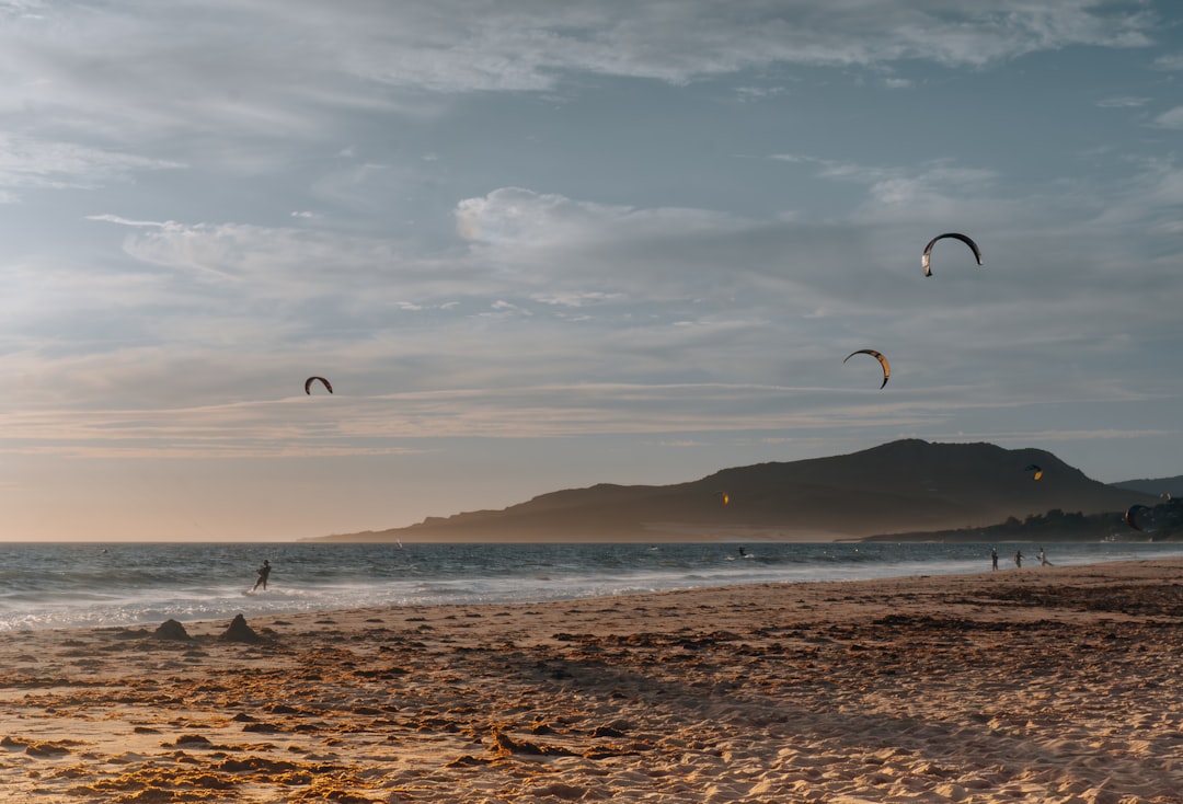 Tarifa, el pueblo donde aprendés kitesurf en el lugar más épico de Europa