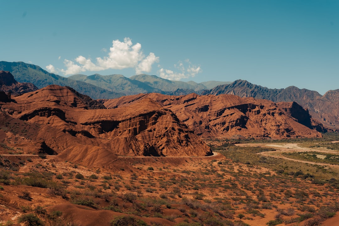 Cafayate: el pueblo donde el vino toca el cielo y las rocas cuentan historias de fuego