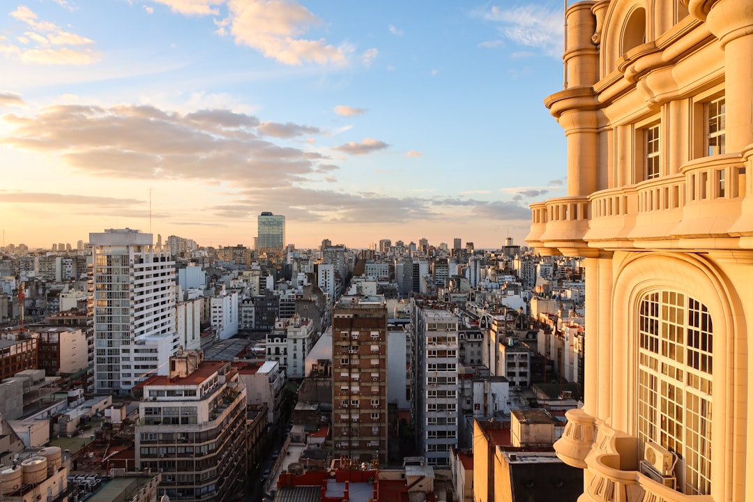 Los edificios que guardan la historia: una caminata por la arquitectura porteña que te va a enamorar