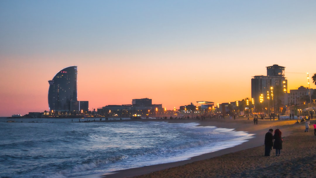 Monk Barcelona: el bar donde los mejores cócteles del mundo nacen en una terraza imposible