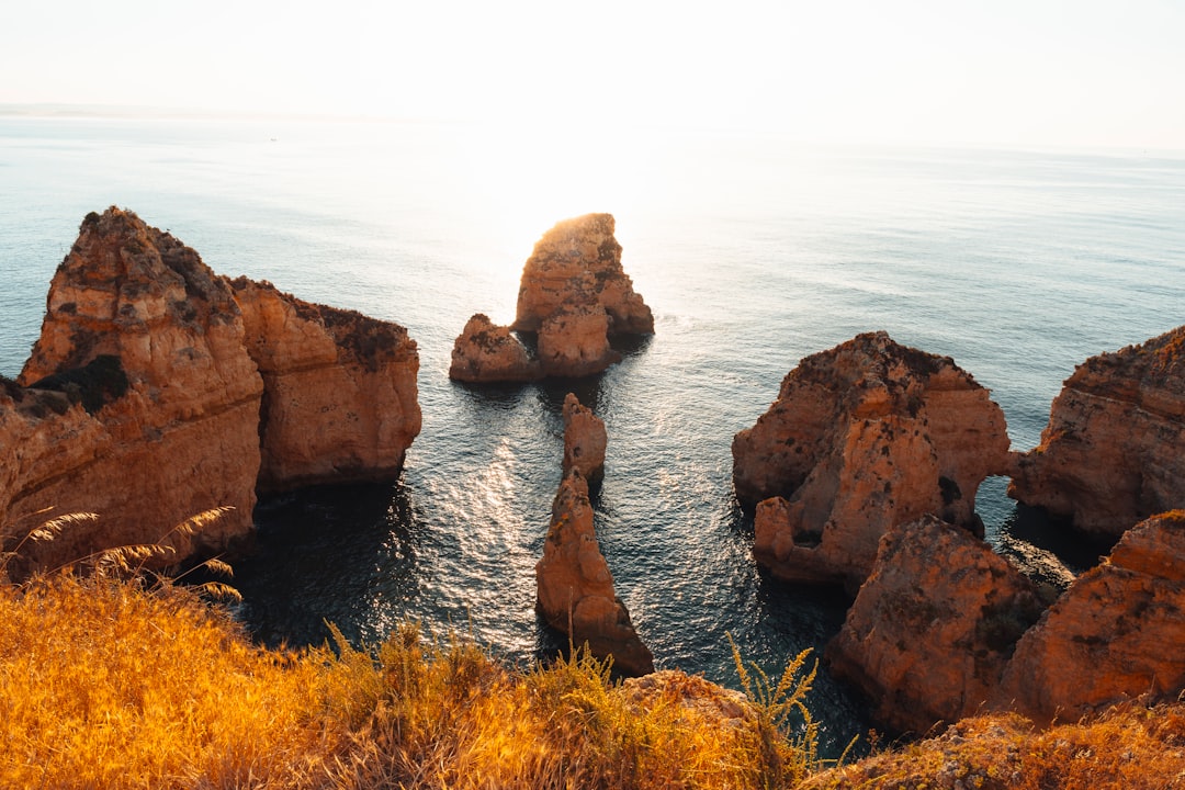 Praia da Marinha: la playa portuguesa que todos queremos visitar pero pocos logran fotografiar bien