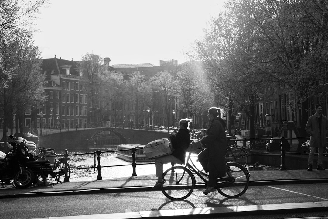 Pedaleando por los canales de Ámsterdam: la forma más holandesa de descubrir la ciudad