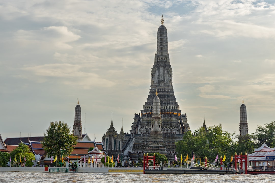 Los templos dorados de Bangkok: la experiencia espiritual que te va a transformar el viaje