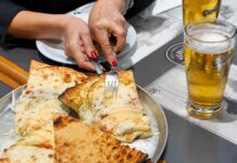 Fainá y pizza en La Boca: la tradición que todavía podés degustar donde nació
