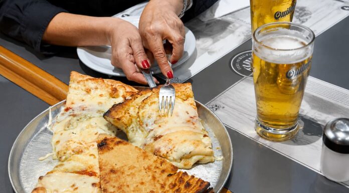 Fainá y pizza en La Boca: la tradición que todavía podés degustar donde nació
