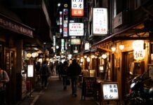 Golden Gai en Tokio: el barrio de bares más íntimo del mundo donde el camarero te conoce por tu nombre