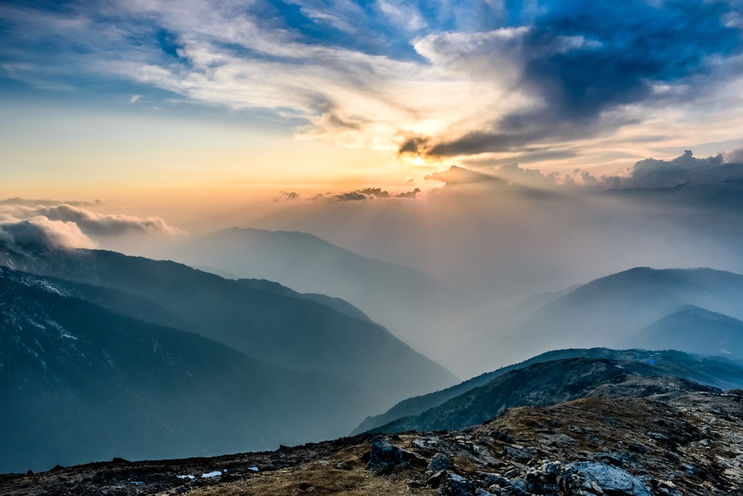 Por qué el Everest Base Camp Trek es la aventura que tu vida necesita (y cómo hacerlo sin morir en el intento)