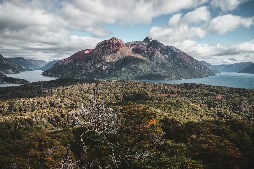 Bariloche en otoño: el secreto mejor guardado de la Patagonia que los esquiadores no conocen