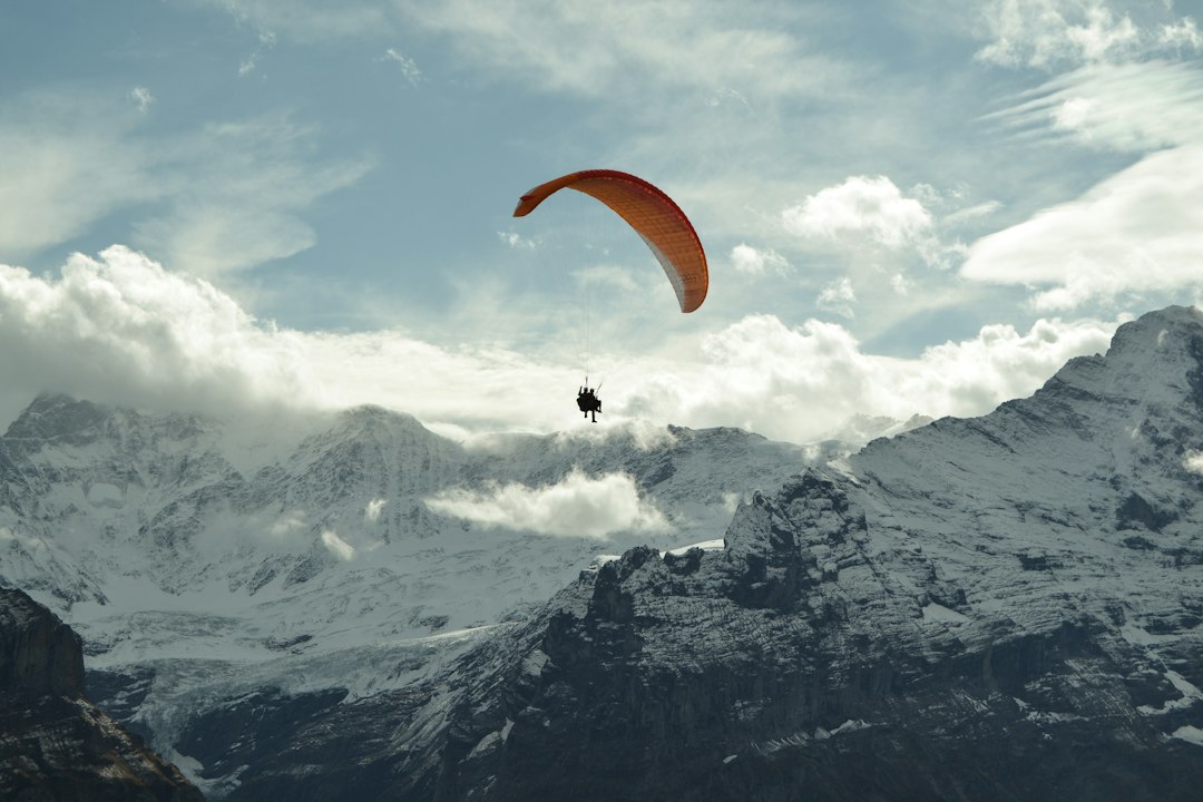 Por qué Interlaken es el paraíso del parapente que todo argentino debería probar una vez