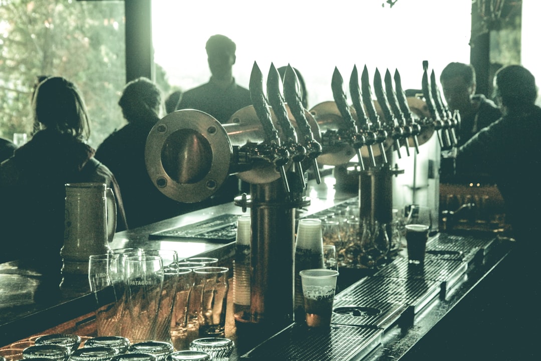 Bariloche de noche: por qué las cervecerías artesanales son el alma de la ciudad