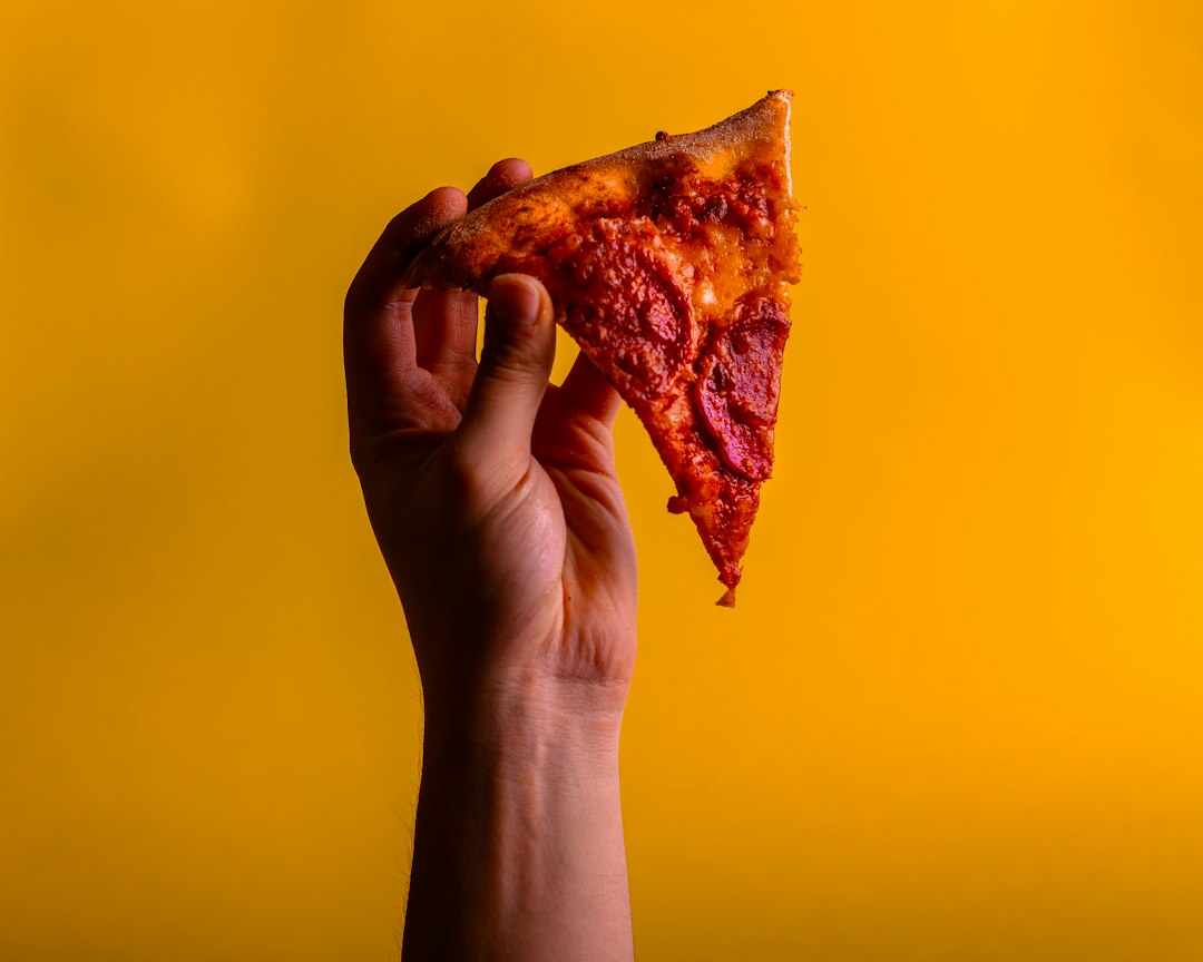 Por qué la pizza con fainá es la combinación que define a Buenos Aires y dónde probarla como se debe