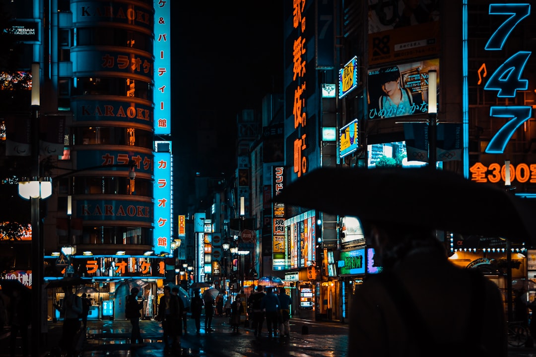 Shinjuku de madrugada: el barrio tokiota donde la noche nunca termina (y vos querés quedarte)
