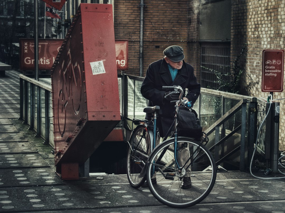 Pedaleando por Ámsterdam: cómo dominar las bicis holandesas sin morir en el intento