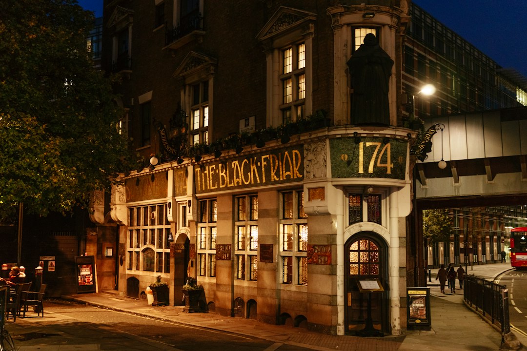 Los bares de cócteles más sofisticados de Londres: donde los argentinos descubren la excelencia británica