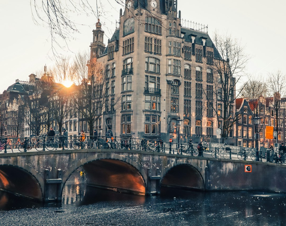Pedaleando por Ámsterdam: cómo dominar las bicis holandesas sin morir en el intento