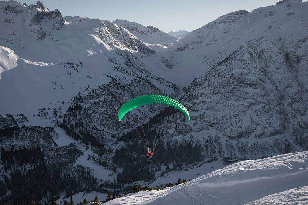 Por qué Interlaken es el paraíso del parapente que todo argentino debería probar una vez