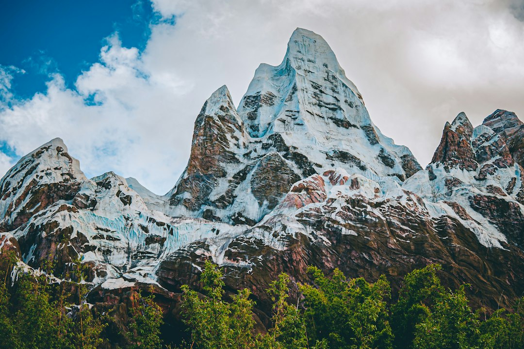 Por qué el Everest Base Camp Trek es la aventura que tu vida necesita (y cómo hacerlo sin morir en el intento)