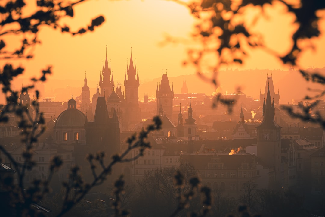 Praga de noche: donde la cerveza corre y la música no para hasta el amanecer