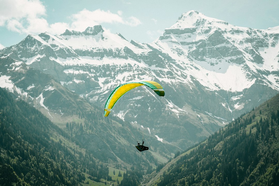 Por qué Interlaken es el paraíso del parapente que todo argentino debería probar una vez