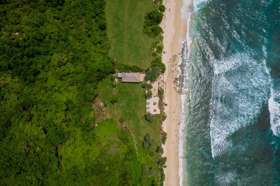 Bali es el paraíso del surf que tenés que conocer: olas perfectas y viajes baratos desde Argentina