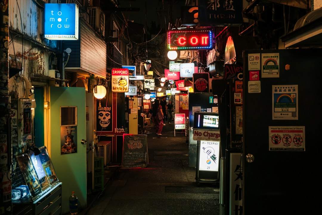 Golden Gai en Tokio: el barrio de bares más íntimo del mundo donde el camarero te conoce por tu nombre